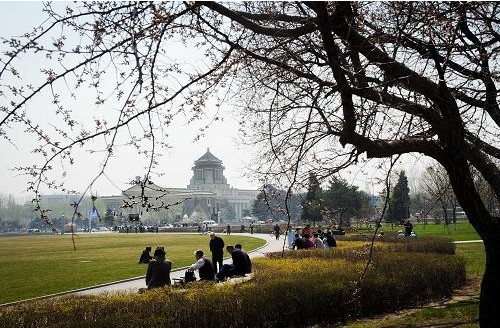 原伪满洲国国务院旧址，现为吉林大学医学院基础教学楼